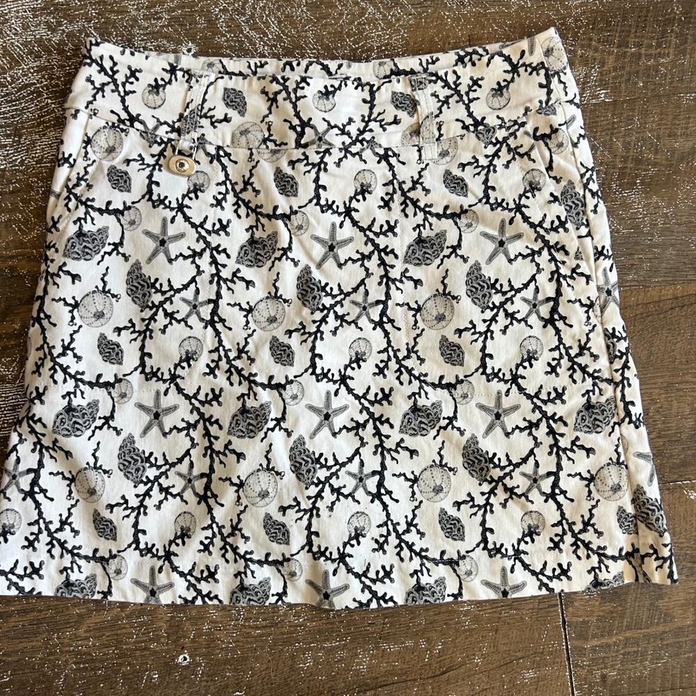 Daily Sports Swedish Story Womens Golf Skort White Black Coral Shell Print Sz 8